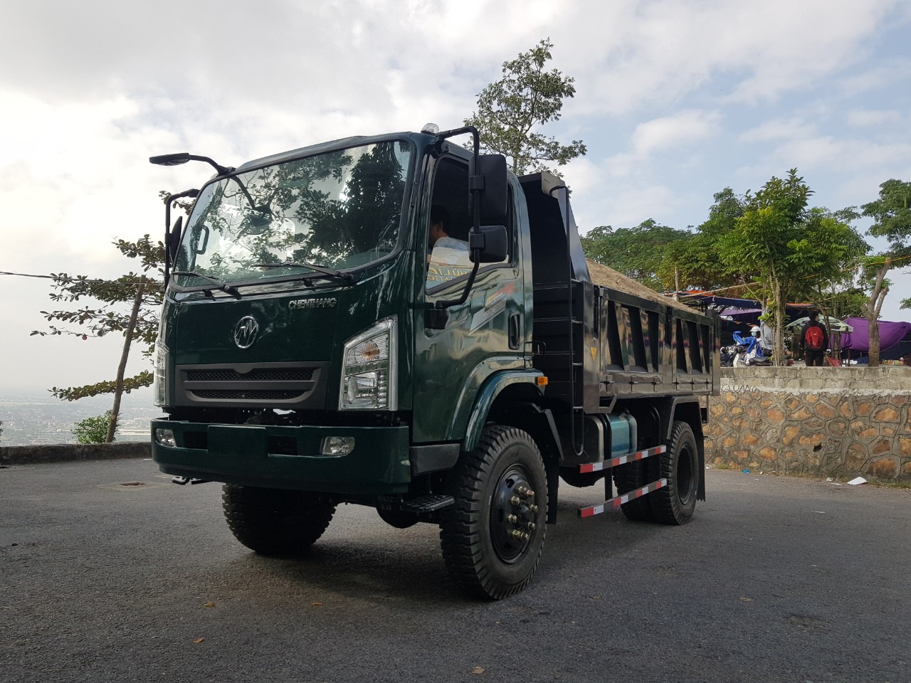 Xe ben chien thang 6.8 tan 2 cau